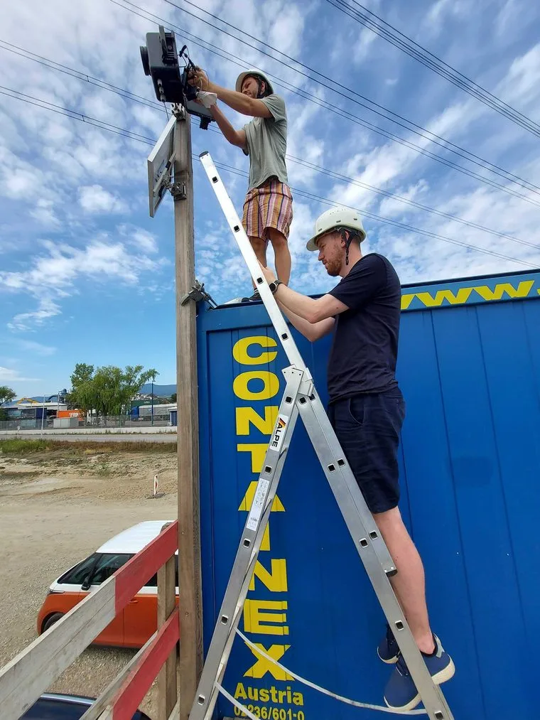 Mounting a construction camera by ladder on a container