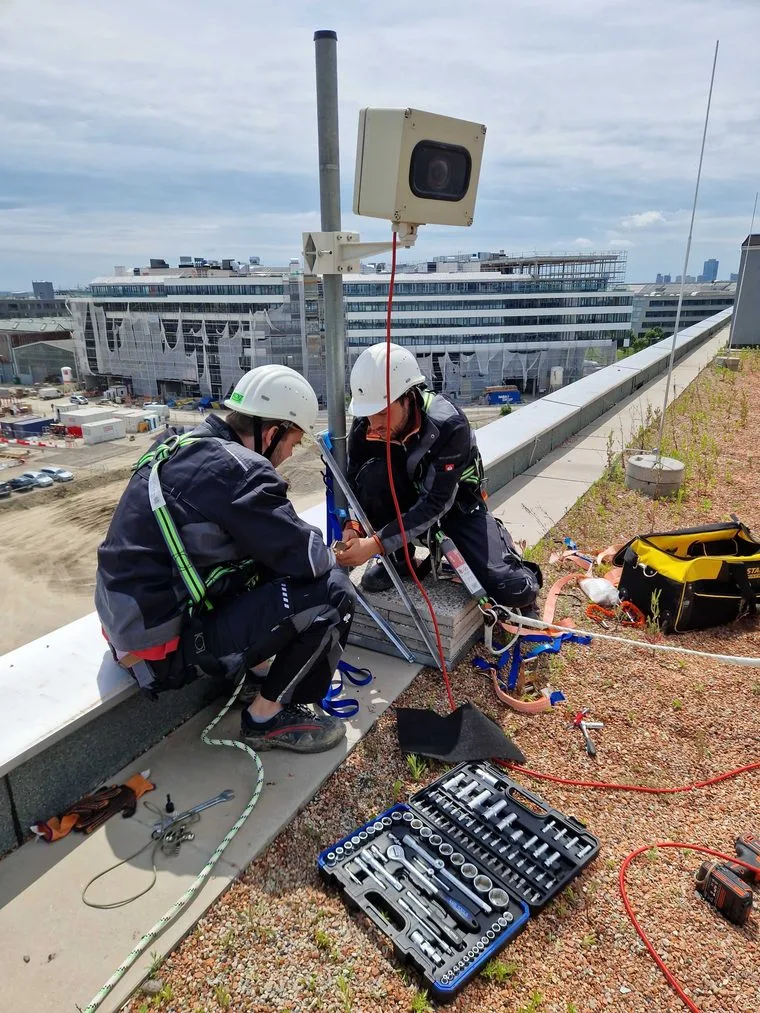 Installing a construction camera on a mast